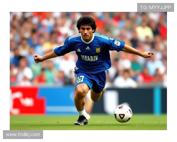 《从绿茵场到全球舞台，足球明星背后的成长与传奇故事》